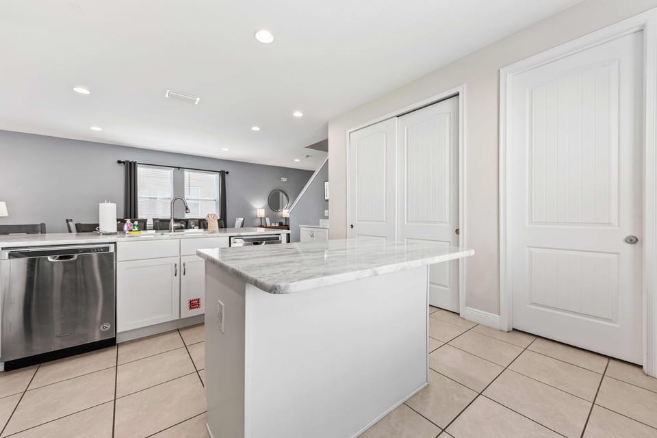 Modern appliances and generous counter space for effortless vacation cooking. A dream setup for families.