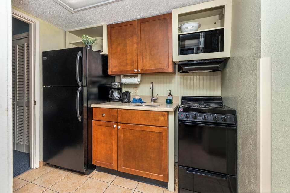 Full kitchen with fridge, stove, microwave, and all major appliances