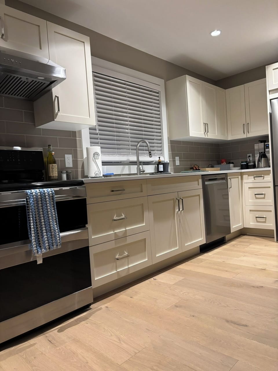 Brand new fully equipped kitchen with high end appliances and quartz countertop