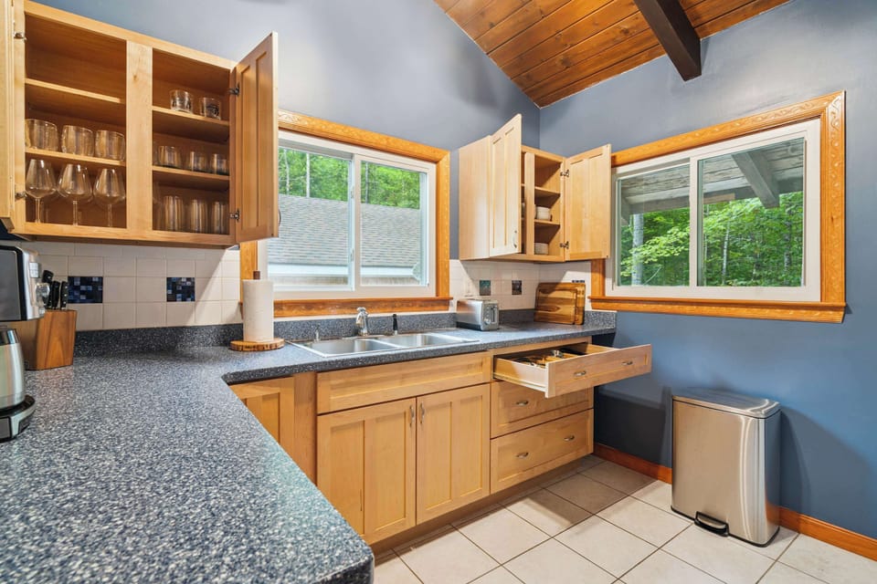 Fully equipped kitchen with everything needed to make a good meal!