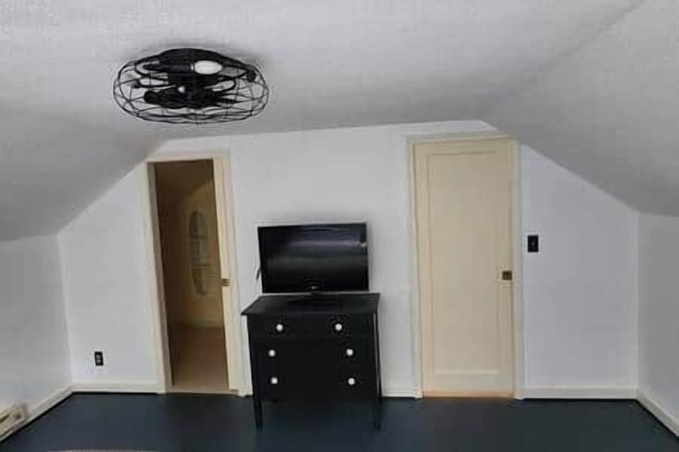 King Primary suite (2nd level)