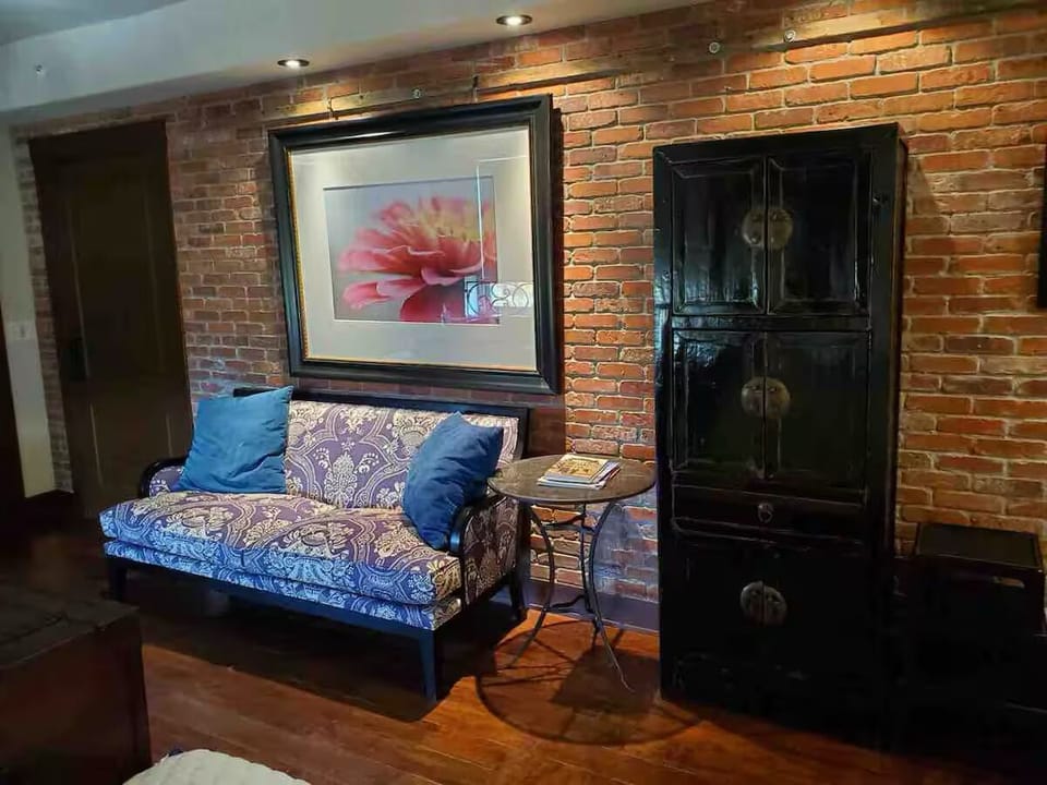 Lounge/couch area