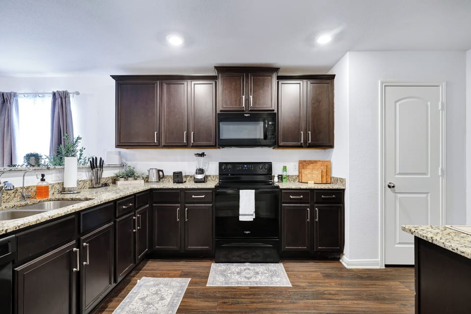 Fully equipped kitchen with high quality granite countertops