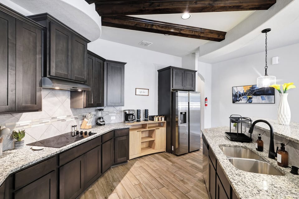 Fully equipped kitchen with high quality granite countertops.