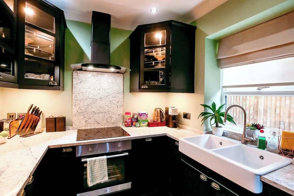 Our kitchen is fully stocked with all the essentials, including complimentary tea, coffee and basic cooking supplies. 