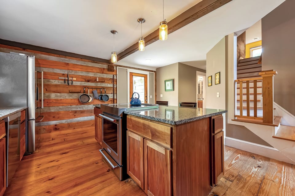 Kitchen – Bright and functional space for family meals and gatherings.