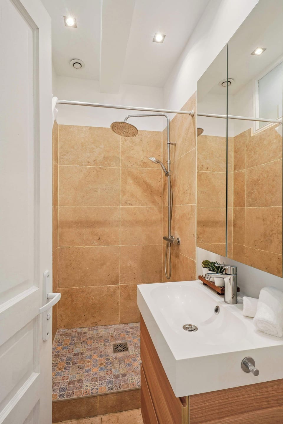 The en-suite bathroom