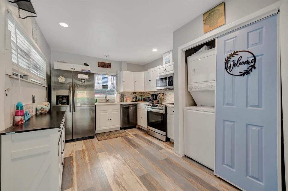 A tidy kitchen for easy-breezy stays