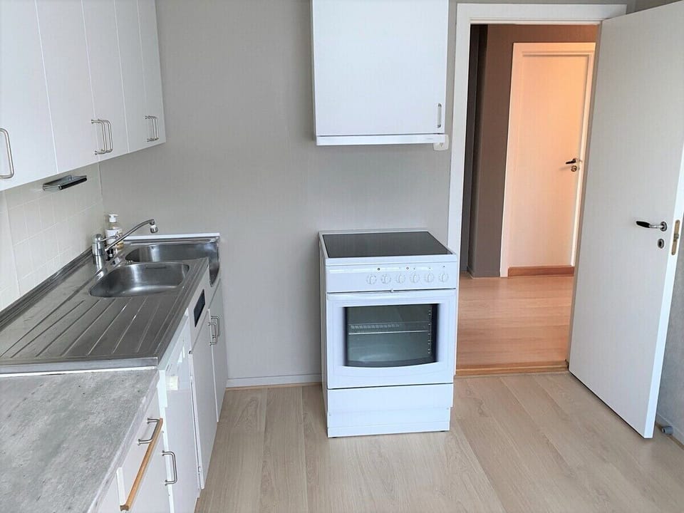 Kjøkkenet har både komfyr, ovn og kjøleskap med frysedel.