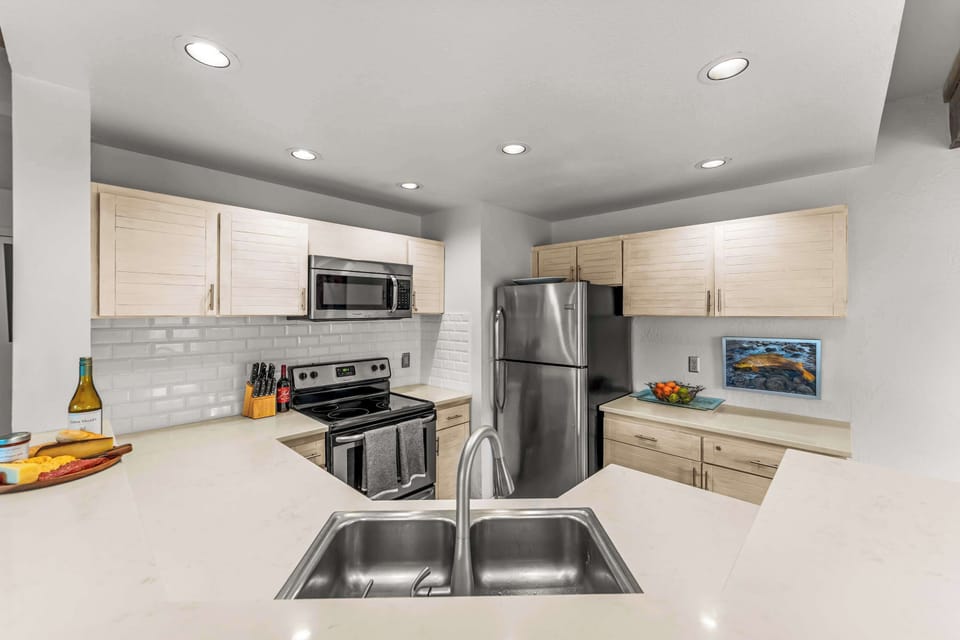 【Kitchen】Stainless appliances + island-style counter — plenty of room for six cooks