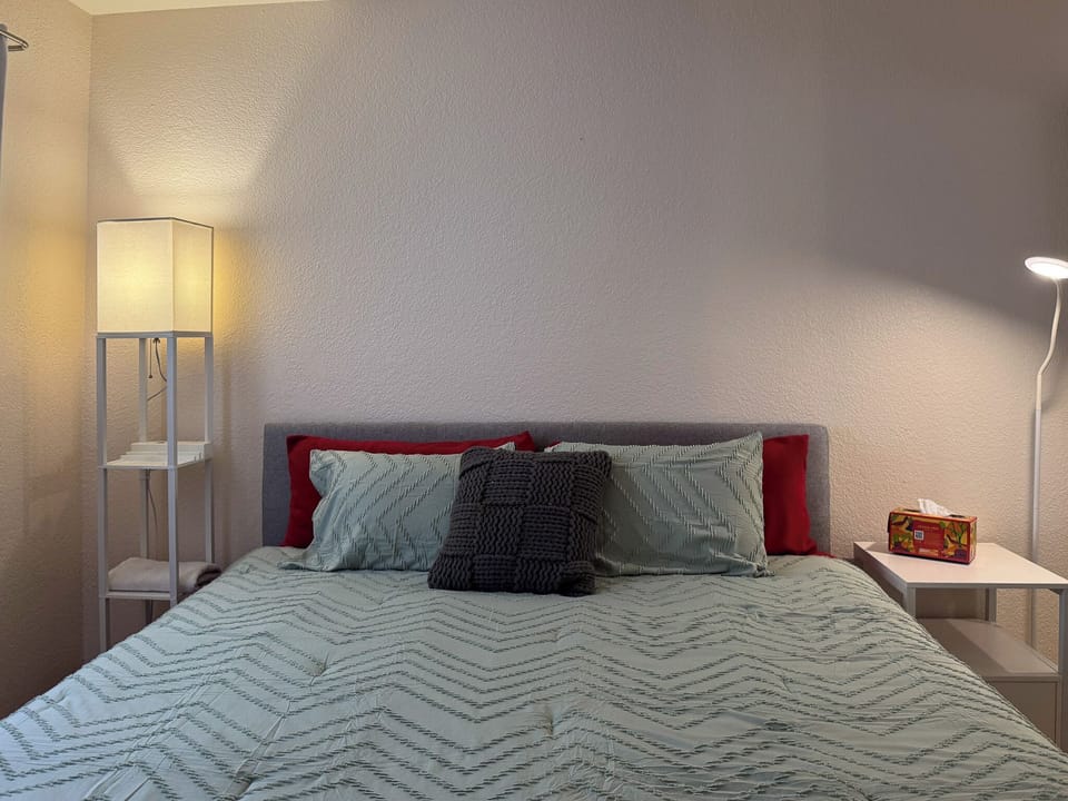 K0159-Bedroom-Queen bed