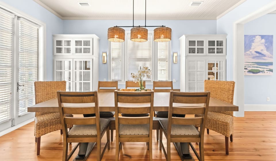 The dining table seats 8 - everyone can eat together!