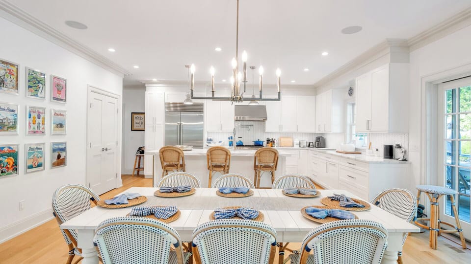 Open concept living, dining and kitchen