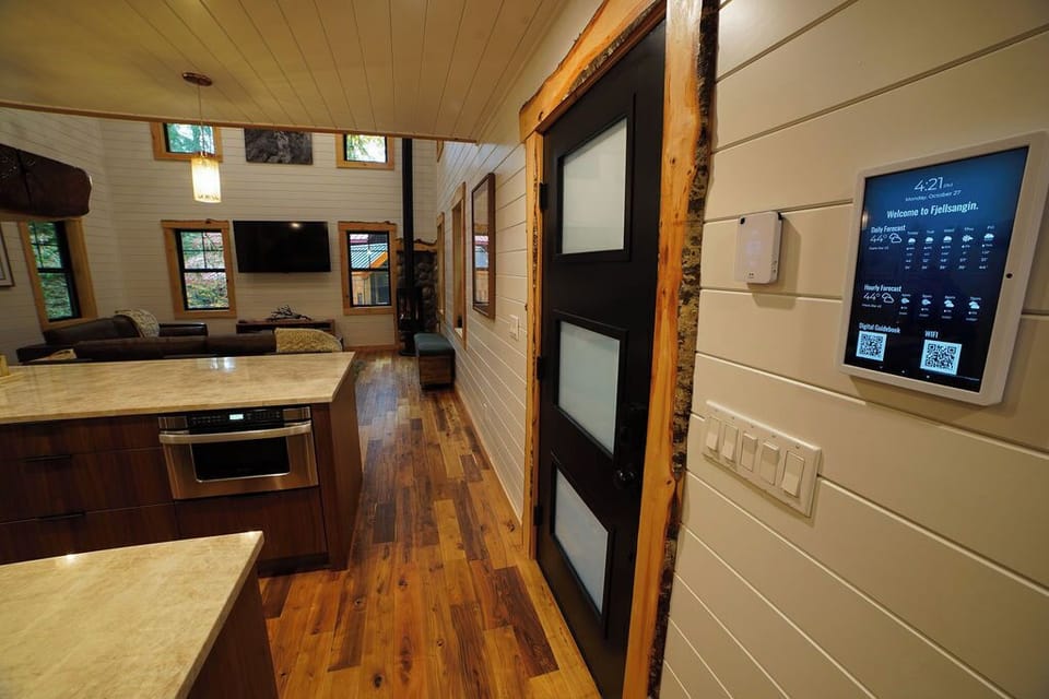 Step inside Fjellsangin—where smart home details meet modern alpine design. Forest views greet you the moment you arrive.
