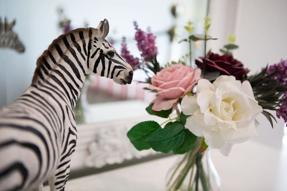 Artistic décor throughout the apartment