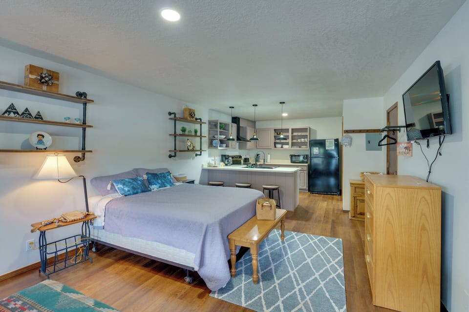 Red River Vacation Rental | Studio | 1BA | 1 Step Required | 650 Sq Ft
