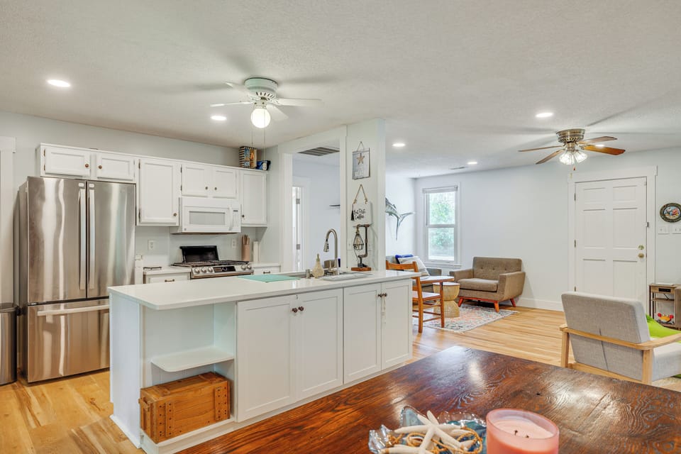 Kitchen | Dining Table | Free WiFi | Central Air Conditioning/Heat