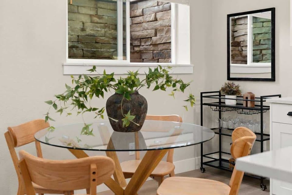 Modern Dining for 4