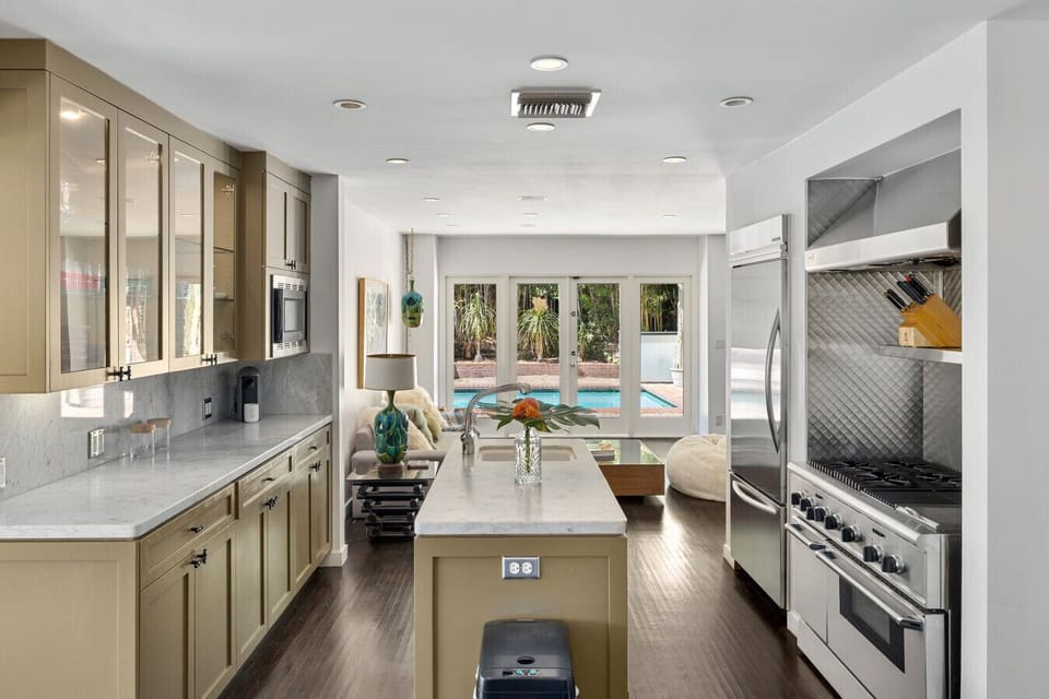 Fully equipped kitchen with breakfast bar and high-end appliances