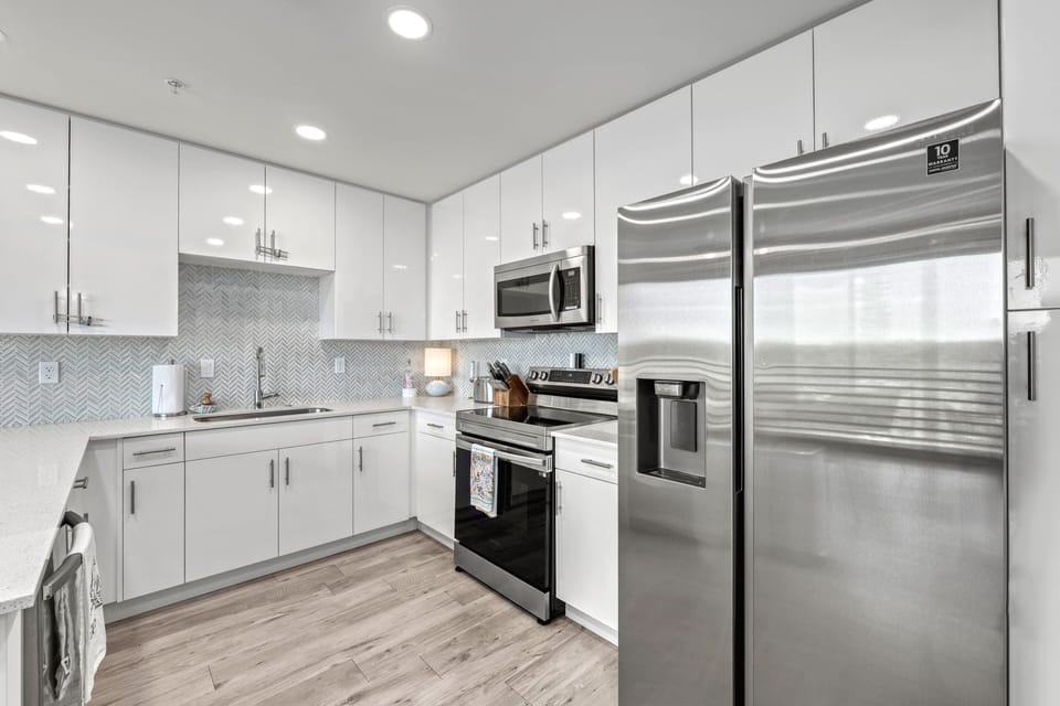 Spacious, sleek, and stocked—this modern kitchen is ready for everything from beach-day snacks to candlelit dinners.