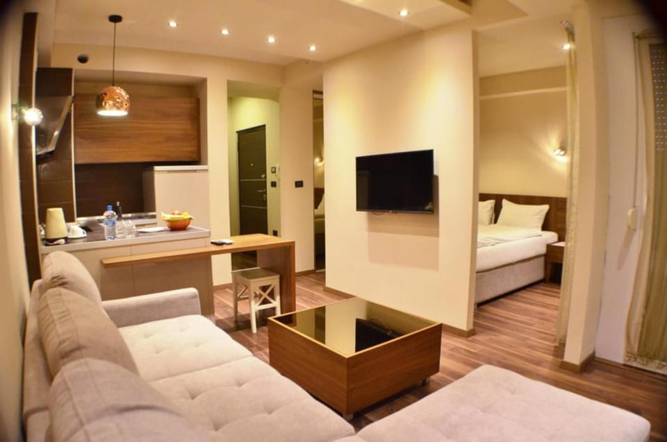 Unit with Queen bed. Exact unit will be assigned upon arrival. Views, colors, and decor may vary.Exact unit will be assigned upon arrival. Views, colors, and decor may vary.