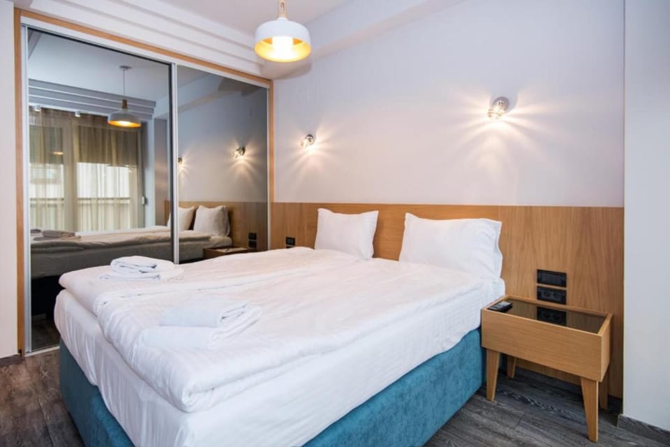 Unit with Queen bed. Exact unit will be assigned upon arrival. Views, colors, and decor may vary.Exact unit will be assigned upon arrival. Views, colors, and decor may vary.