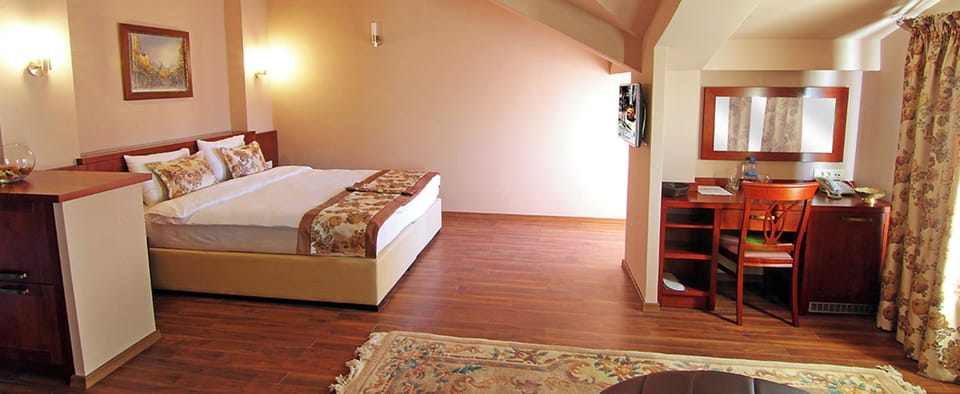 Unit with King bed. Exact unit will be assigned upon arrival. Views, colors, and decor may vary.