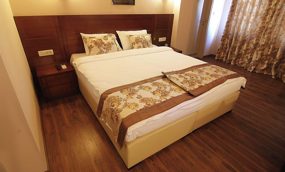 Unit with King bed. Exact unit will be assigned upon arrival. Views, colors, and decor may vary.