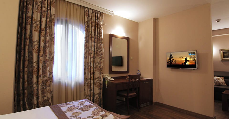 Unit with King bed. Exact unit will be assigned upon arrival. Views, colors, and decor may vary.