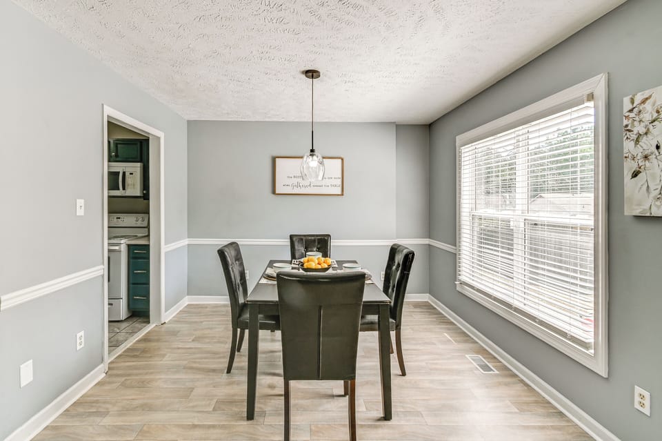 Dining Area | Dishware/Flatware Provided