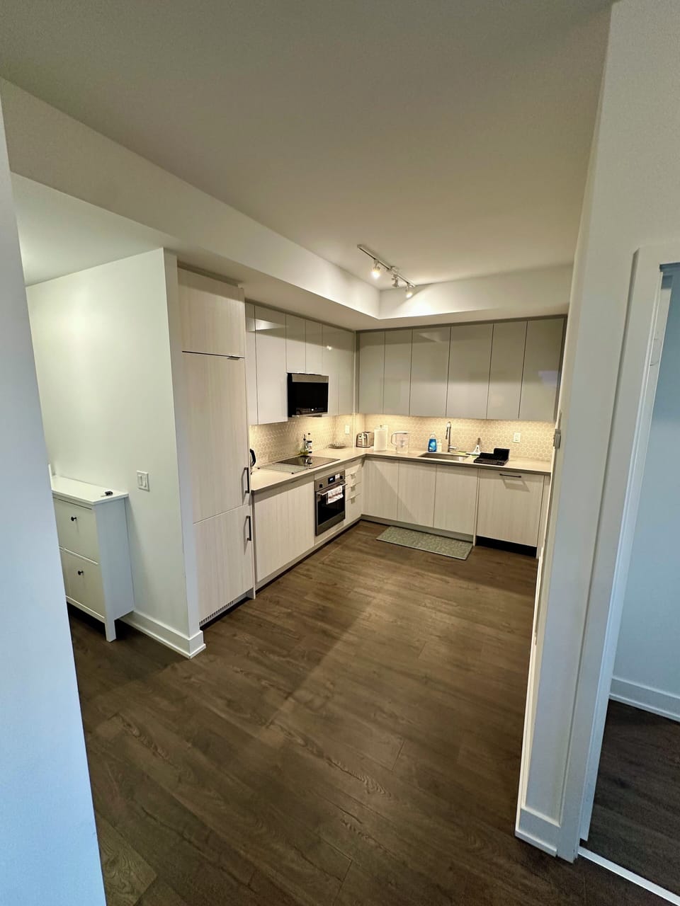 Fully equipped kitchen, fridge, freezer, 4-burner stove, oven, microwave. 