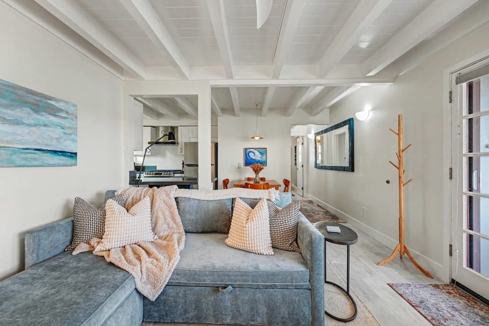 Living Room (sofa bed, TV, ocean view, big windows, balcony)