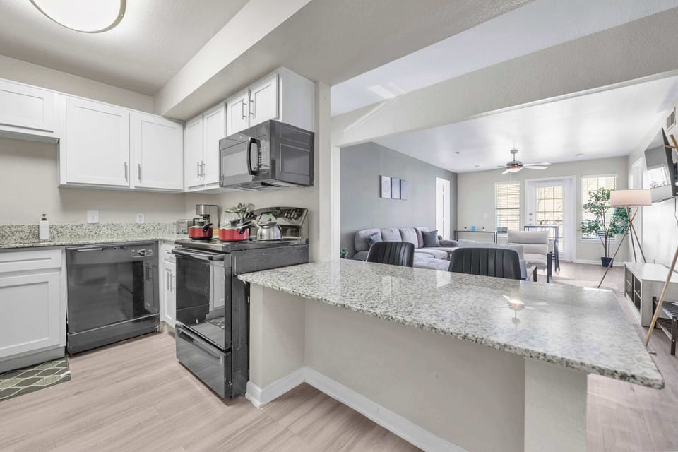 Clean, open kitchen layout w/ plenty of prep space.