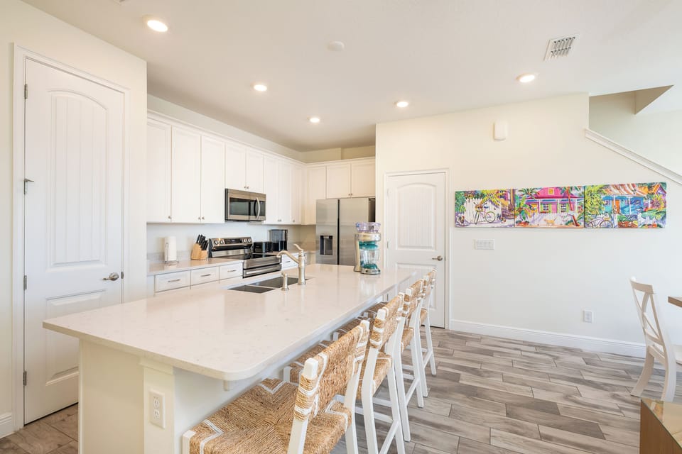 Open & airy kitchen paradise: island seating & all the bells! 🔪