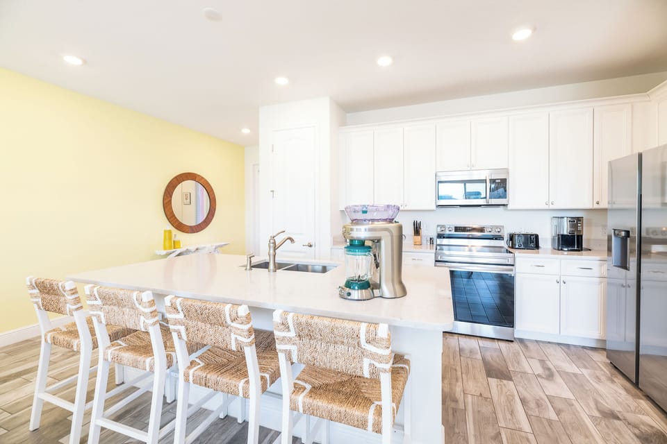 Bright island kitchen—seating for 6 & chef-ready vibes! 🍳☀️
