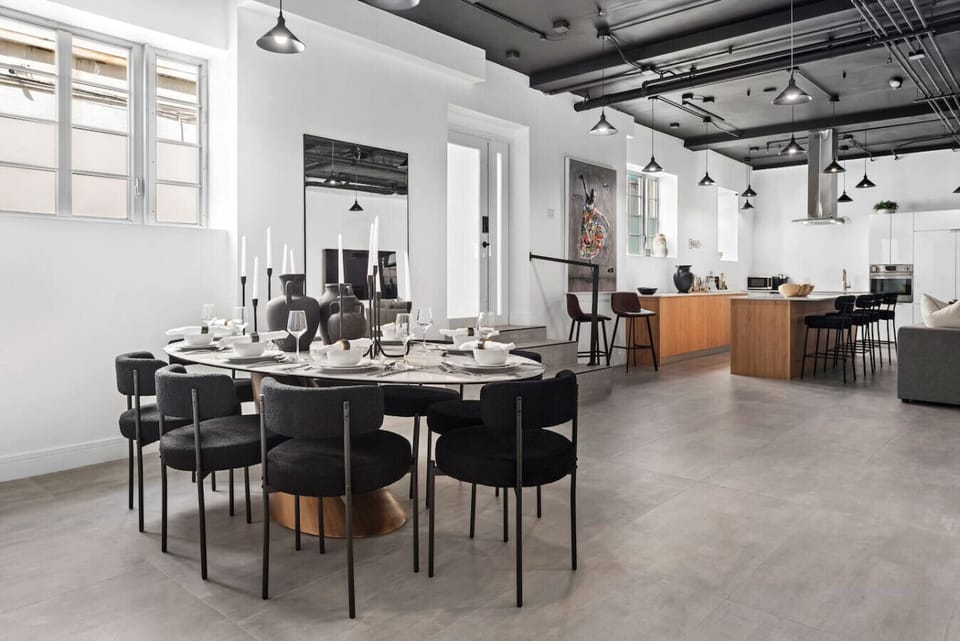 Dine in style around this chic table setting – perfect for family meals or festive dinner parties
