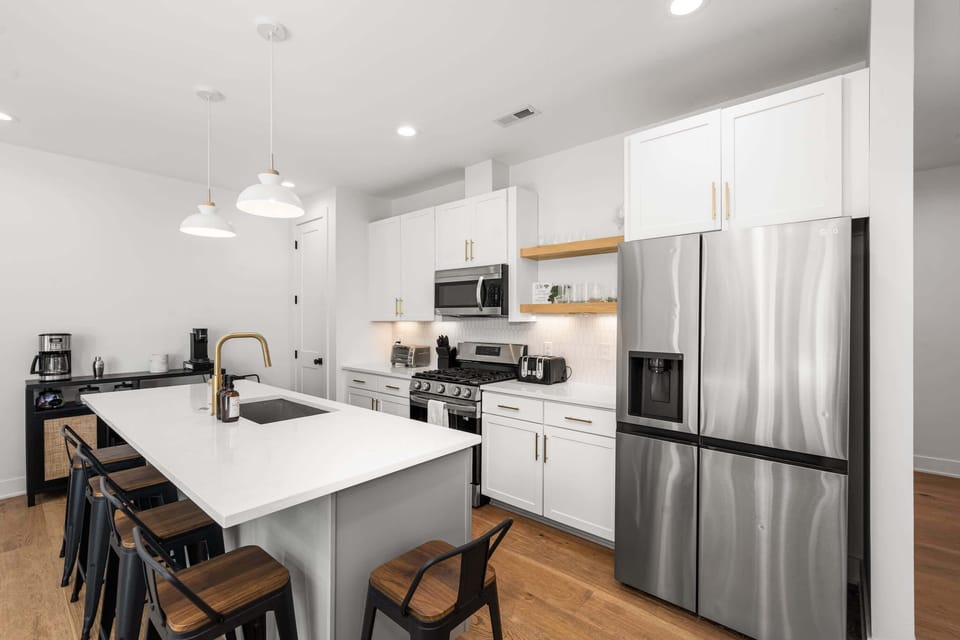 Modern kitchen with island, bar seating for 6 & full appliances