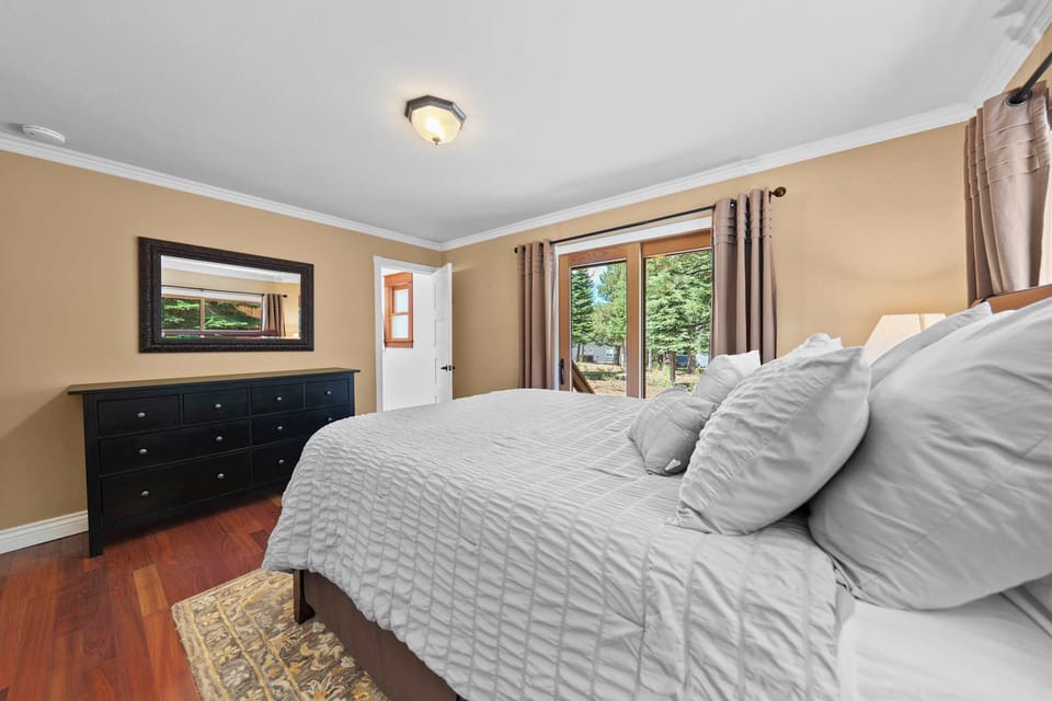 Bedroom 3 with queen bed and ensuite
