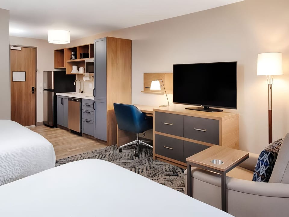 Enjoy easy snacks with kitchenette, fridge, and cozy seating.