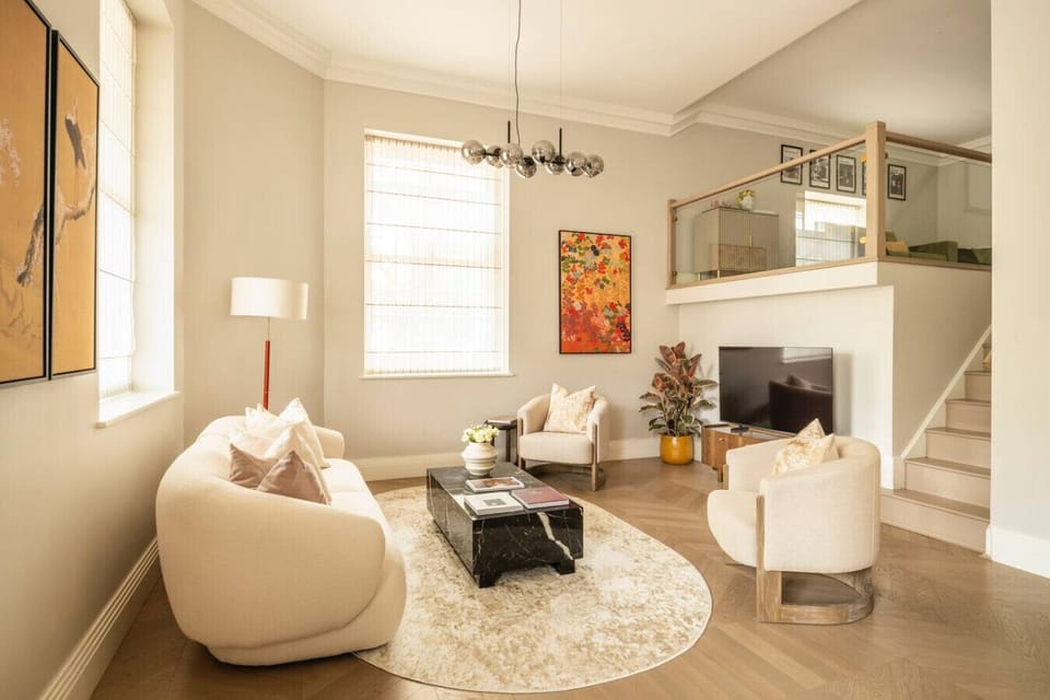 Primary living area | Generous space, 55" TV, mezzanine cinema/children's room