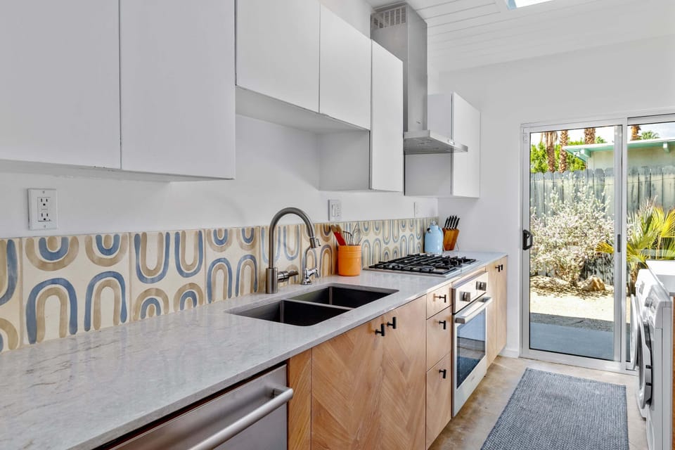 Modern, sleek gorgeous kitchen