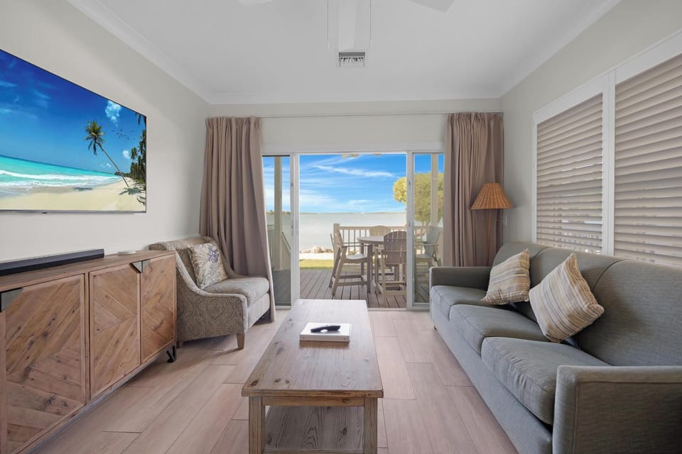 Living room with pull out couch (Queen)