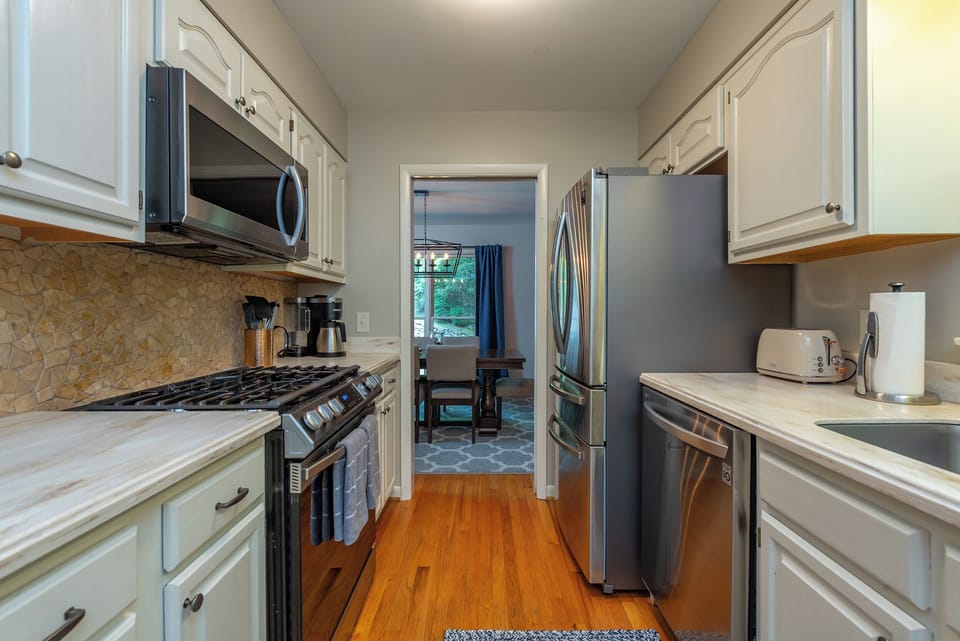 Main Level Eat in Kitchen
