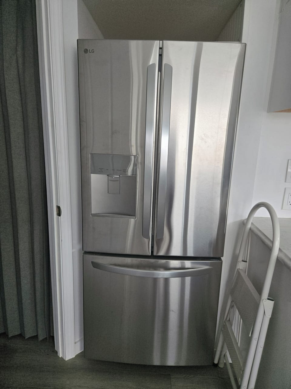 Full Size Refrigerator Freezer with ice maker and water in door