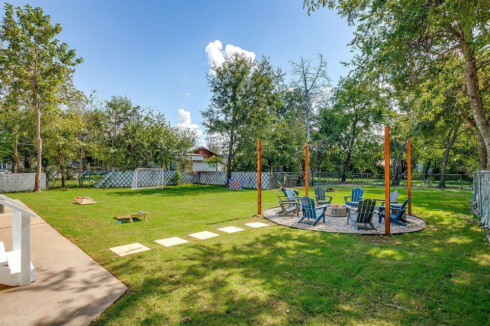 Huge backyard with games & fire pit – Enjoy cornhole, oversized Connect 4, soccer, roping dummy & more under string lights!