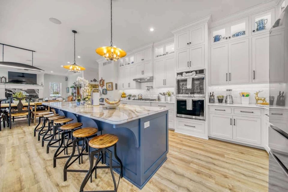 Welcome to Pier Cove Estate! 9 bedrooms, 9 + bathrooms can sleep 23 people.  
Gourmet kitchen with 2 dishwashers and plenty of seating.