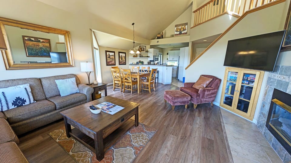 Mt Bachelor Village 423 - Living, Dining, Kitchen