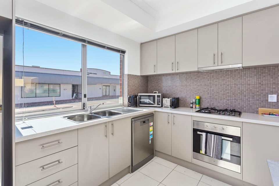 Fully equipped kitchen with oven, gas stove, dishwasher and double sink. 