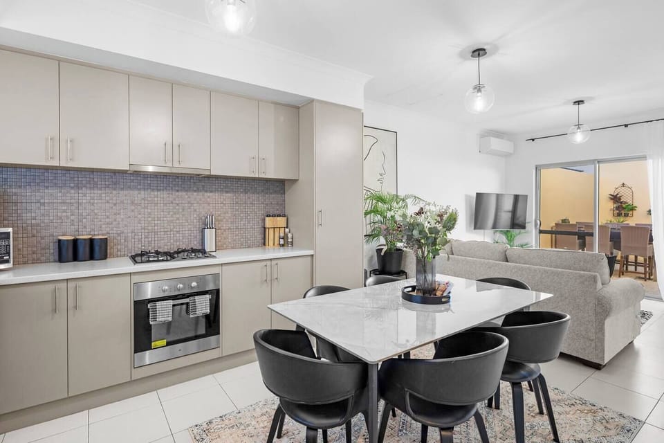 Kitchen and dining area, perfect spot to cook a lovely meal.