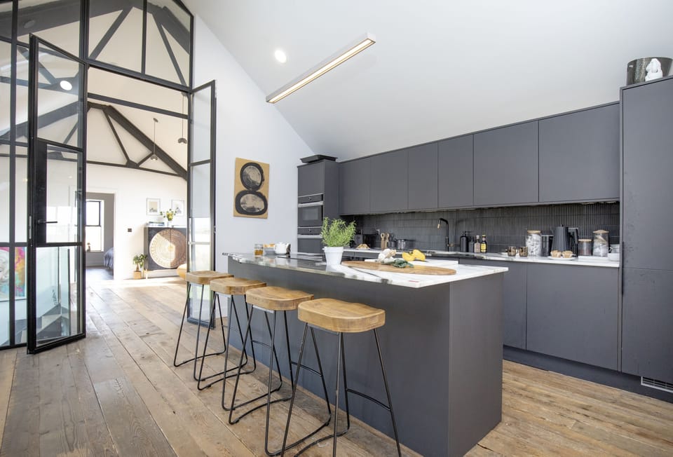 Berry Barn, Bideford. This spacious, contemporary kitchen is designed with both style and function in mind. It features a large breakfast bar ideal for casual dining and entertaining, and is fully equipped for everything from quick snacks to group meals.